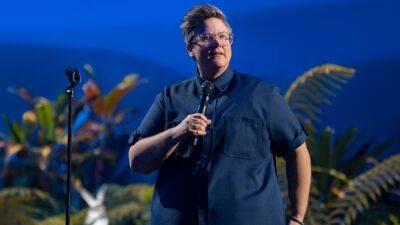 Hannah Gadsby’s Net Worth Includes Reported A 6-Figure Deal With Netflix - stylecaster.com - Australia