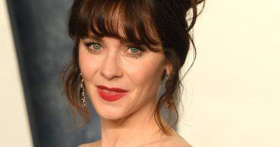 New Girl’s Zooey Deschanel looks very different with blonde hair and without her thick fringe - www.ok.co.uk