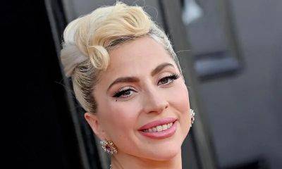 Lady Gaga shares makeup-free selfies in bed - us.hola.com - Britain