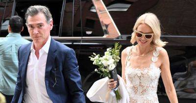 Naomi Watts Marries Billy Crudup Wearing $5K Wedding Dress and Carrying Deli Flowers: Photos - www.usmagazine.com - New York - county New York