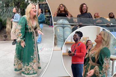 Kelly Clarkson serenades LA shopping center customers with a surprise concert - nypost.com - USA
