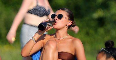 Love Island's Samie Elishi strips off to bikini for park drinks with pals during heatwave - www.ok.co.uk - Britain