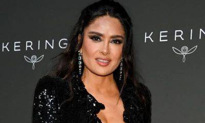 Salma Hayek poses in side-tie bikini during yacht outing - us.hola.com - Mexico