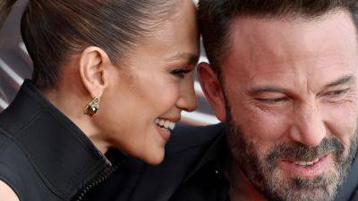 Jennifer Lopez and Ben Affleck Out-Adorable Themselves on the Red Carpet - www.glamour.com - Los Angeles