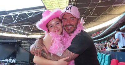 David Beckham wears feather boa and sings along with Harper at Harry Styles gig - www.ok.co.uk - USA - county Harper