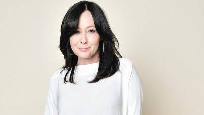 Shannen Doherty shares 'what cancer can look like' in video taken before surgery to remove tumor from head - www.foxnews.com