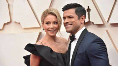 Kelly Ripa and Mark Consuelos Admit They're Avoiding This 'Kiss of Death' in Their Marriage - www.etonline.com - Las Vegas