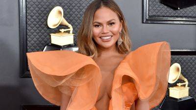 Chrissy Teigen Blasts Troll Who Suggests She 'Overfilled' Her Face - www.glamour.com