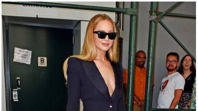Jennifer Lawrence Protests the Oversized Blazer Trend With an Ultra-Fitted Jacket - www.glamour.com - London - New York
