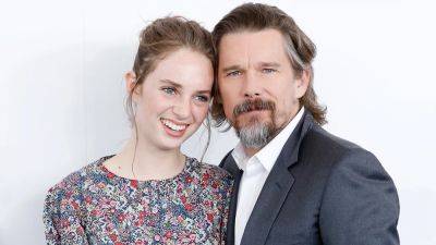 Maya Hawke Recalls Lying to Dad Ethan Hawke About Skipping Therapy to Lose Her Virginity - www.etonline.com - New York - county Bryan