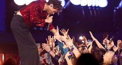 Harry Styles stops UK concert so pregnant fan can have a wee - www.msn.com - Britain