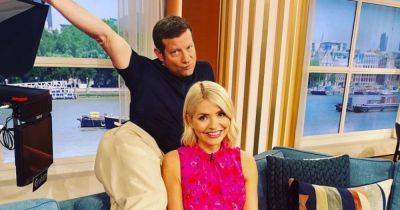 Fans make 'real' observation about Holly Willoughby as Dermot O'Leary gets up close in off-screen snap - www.manchestereveningnews.co.uk
