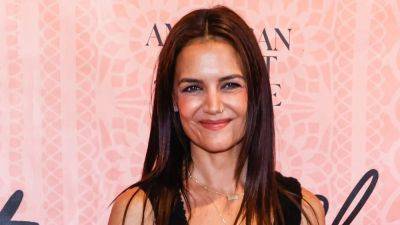 Katie Holmes Paired a Falling-Apart-on-Purpose Knit Dress With Her Favorite Flats - www.glamour.com - New York - USA