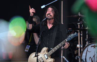 Foo Fighters dedicate ‘Everlong’ to late drummer Taylor Hawkins at Glastonbury Festival 2023 - www.nme.com - Colombia - Indiana