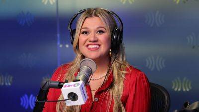 Kelly Clarkson Gives Open & Honest Interview to Howard Stern: 10 Highlights Including Surprising Thoughts on 'Breakaway,' Her Future in Dating, & Reaction to Bebe Rexha Incident - www.justjared.com - USA