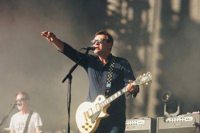 Manic Street Preachers pay tribute to Richey Edwards and duet with The Anchoress at Glastonbury 2023 - www.nme.com