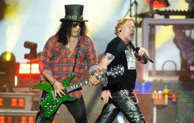 Fans react to Guns N’ Roses starting Glastonbury set on time - www.nme.com