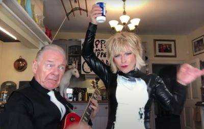 Robert Fripp & Toyah Willcox douse themselves in cream while performing ‘Sunshine Of Your Love’ - www.nme.com - Britain