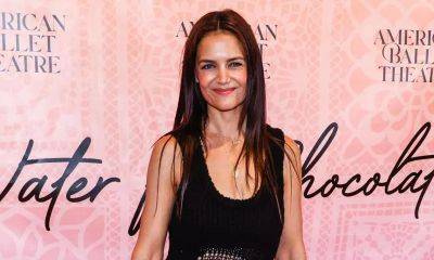 Katie Holmes stuns in crocheted dress at the opening night of ‘Like Water For Chocolate’ - us.hola.com - USA - New York - Mexico