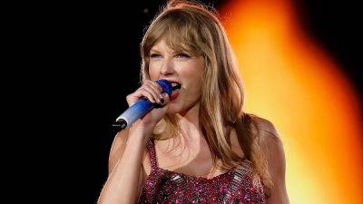 Taylor Swift Urges Fans to Be Kind Before Performing 'Dear John,' Seemingly References Ex John Mayer - www.etonline.com - USA - California - Sacramento, state California
