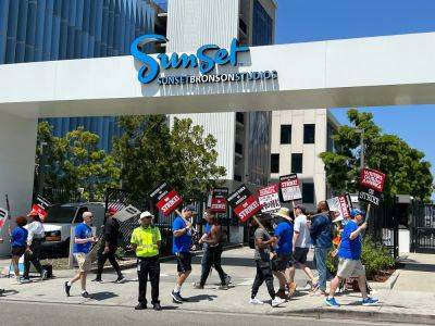 Dispatches From The Picket Lines, Day 56: Death Row Records, Eve 6 Make It A Musical Monday - deadline.com - Los Angeles
