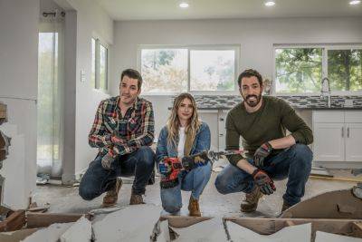 Emma Roberts Tries Her Hand At Tiling In ‘Celebrity IOU’ Sneak Peek - etcanada.com - USA - Canada - county Story