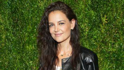 Katie Holmes Brings Back ‘90s Straight Hair and Proves It’s Trendy Again - www.glamour.com - New York