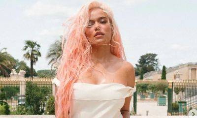 Karol G shows off her curves wearing nothing but a hair bow and long pink hair - us.hola.com - Spain - France - Paris - Colombia
