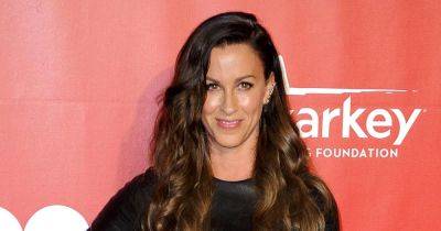 Alanis Morissette’s Dating History: Dave Coulier, Ryan Reynolds, Mario ‘Souleye’ Treadway and More - www.usmagazine.com - Los Angeles - county Hand