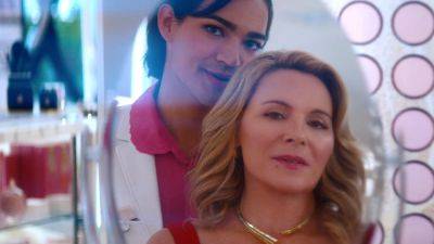 'Glamorous' Trailer: Kim Cattrall Takes a Risk on Miss Benny in Netflix's Makeup Drama - www.etonline.com - New York - Chad