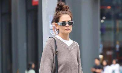 Katie Holmes wears cool sunglasses while out in New York - us.hola.com - New York - county Holmes - Adidas