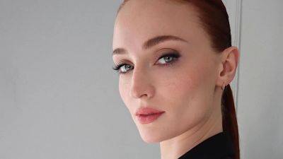 Sophie Turner Took Her New Buttery Blonde Hair on Holiday With the Girls - www.glamour.com