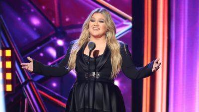Watch Kelly Clarkson Serenade Unsuspecting Coffee Shop Patrons - www.etonline.com - California