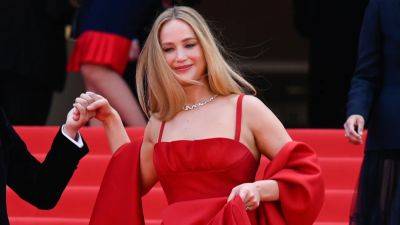 Jennifer Lawrence Doesn’t Want You to Think Her Cannes Flip-Flops Were a ‘Political Statement’ - www.glamour.com - France - county Stewart