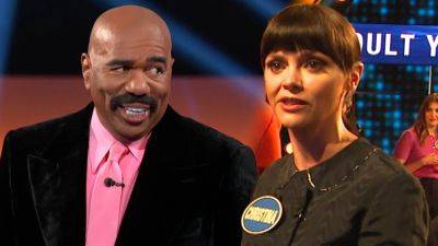 'Yellowjackets' Stars Face Off on 'Super Competitive' Episode of 'Celebrity Family Feud' (Exclusive) - www.etonline.com