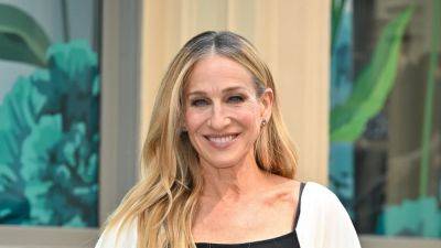 Sarah Jessica Parker Is Cheating On Her Baguette Bag - www.glamour.com - Italy