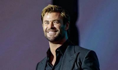 Chris Hemsworth parties with his dad in Mykonos for his birthday - us.hola.com