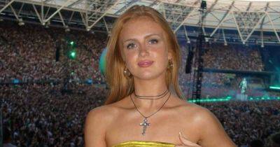 Maisie Smith has fans begging 'I need to know' in stunning gold mini dress display - www.manchestereveningnews.co.uk