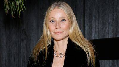 Gwyneth Paltrow's Pic With Lookalike Daughter Apple Martin and Mom Blythe Danner Will Have You Seeing Triple - www.etonline.com - Beverly Hills - New York - county Hampton