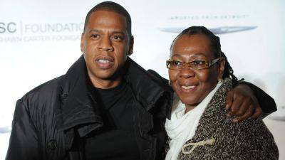 JAY-Z's Mom Gloria Carter and Her Wife Roxanne Wiltshire Make Red Carpet Debut as Newlyweds - www.etonline.com - New York - city Sanchez