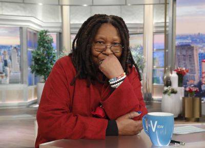 Whoopi Goldberg Exits ‘The View’ Set During Heated Debate Over Miranda Lambert Selfie Controversy To Take A Photo With Fan - etcanada.com