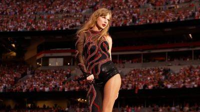 Taylor Swift Had an Impressive Reaction to a Major Eras Tour Stage Malfunction - www.glamour.com - city Cincinnati