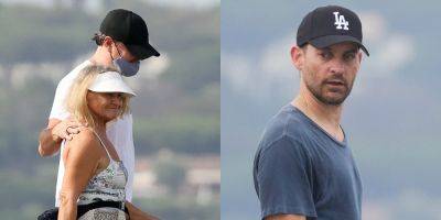 Leonardo DiCaprio Brings Mom Irmelin to Club 55 in Saint-Tropez With Tobey Maguire - www.justjared.com - France - Paris - Italy