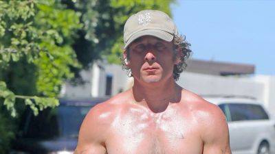 'The Bear' Star Jeremy Allen White Shows Off Seriously Fit Physique as He Steps Out Shirtless After a Workout - www.etonline.com - California - city Studio, state California