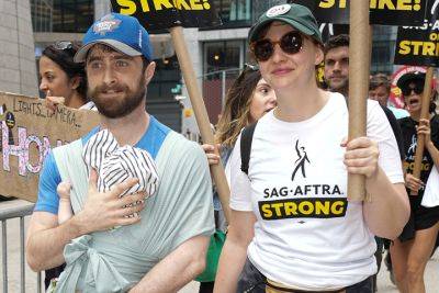 Daniel Radcliffe Joins SAG Strikers With Girlfriend Erin Darke And Newborn Child - etcanada.com - New York - Canada