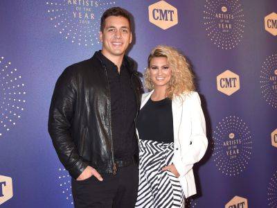 Tori Kelly’s Husband Shares Her Song Lyrics About ‘Fear’ Amid The Singer’s ‘Serious’ Hospitalization - etcanada.com - Kentucky