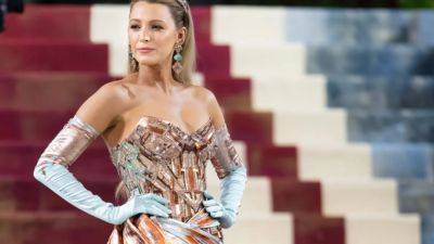 Blake Lively Hops Over Ropes at Kensington Palace to Fix Display of Her 2022 Met Gala Dress - www.etonline.com