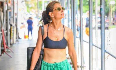 Katie Holmes flaunts her jaw-dropping abs during a stroll in New York City - us.hola.com - USA - New York - Adidas