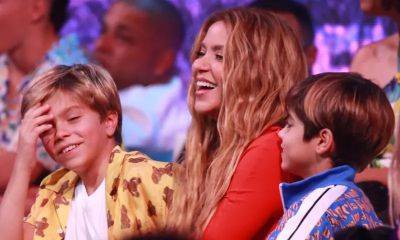 Shakira and her kids adorably sing at a baseball match - us.hola.com - Los Angeles - Puerto Rico - Colombia
