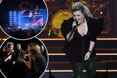 Kelly Clarkson has X-rated reaction to female fan’s flirty sign - nypost.com - USA - Las Vegas